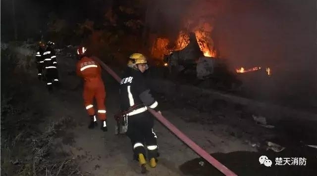工棚着火五人险中逃生 消防员火中“取”煤气罐