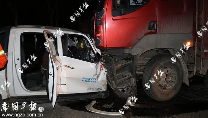 两车迎头相撞致三人不幸遇难,曾被卡在皮卡车内无法动弹