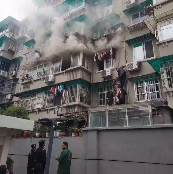 “姑娘,别怕,我们在这里!”迎着浓烟, 他们架梯而上!