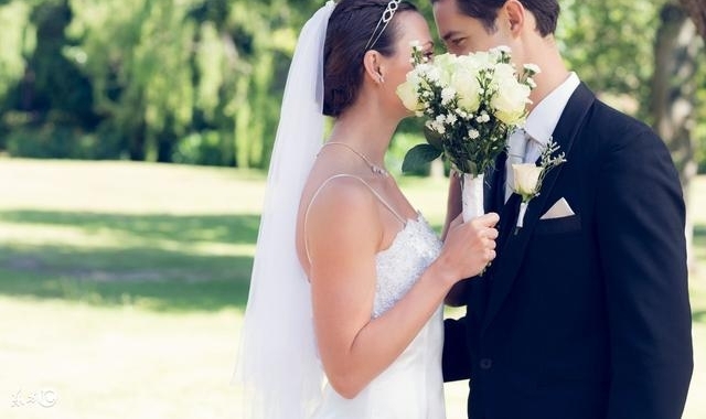 婆婆生病我拿一万,公婆拒绝不收,听到他们说悄悄话,我红了眼眶