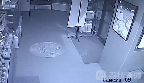 门窗无损,店铺却被盗?原来是小偷使了“怪招”
