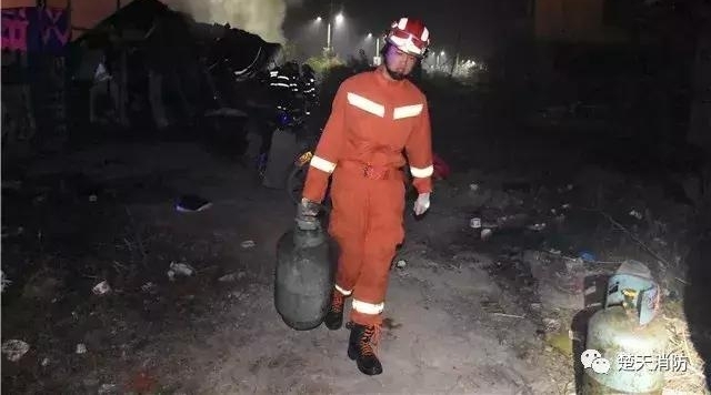 工棚着火五人险中逃生 消防员火中“取”煤气罐