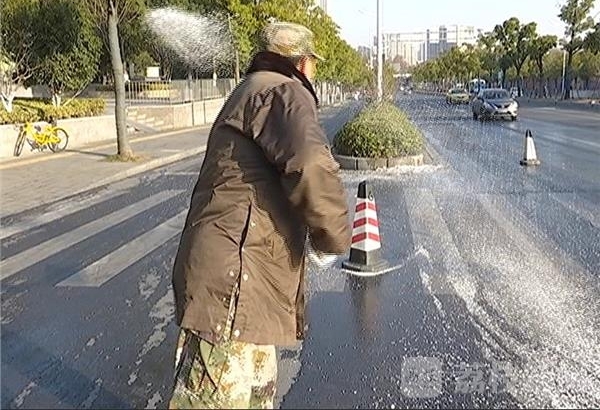 �Ͼ�·�����ĳ���ײ��ʮ����ˤ�� ��Ϊ��ˮ��ҵ�ǻ�