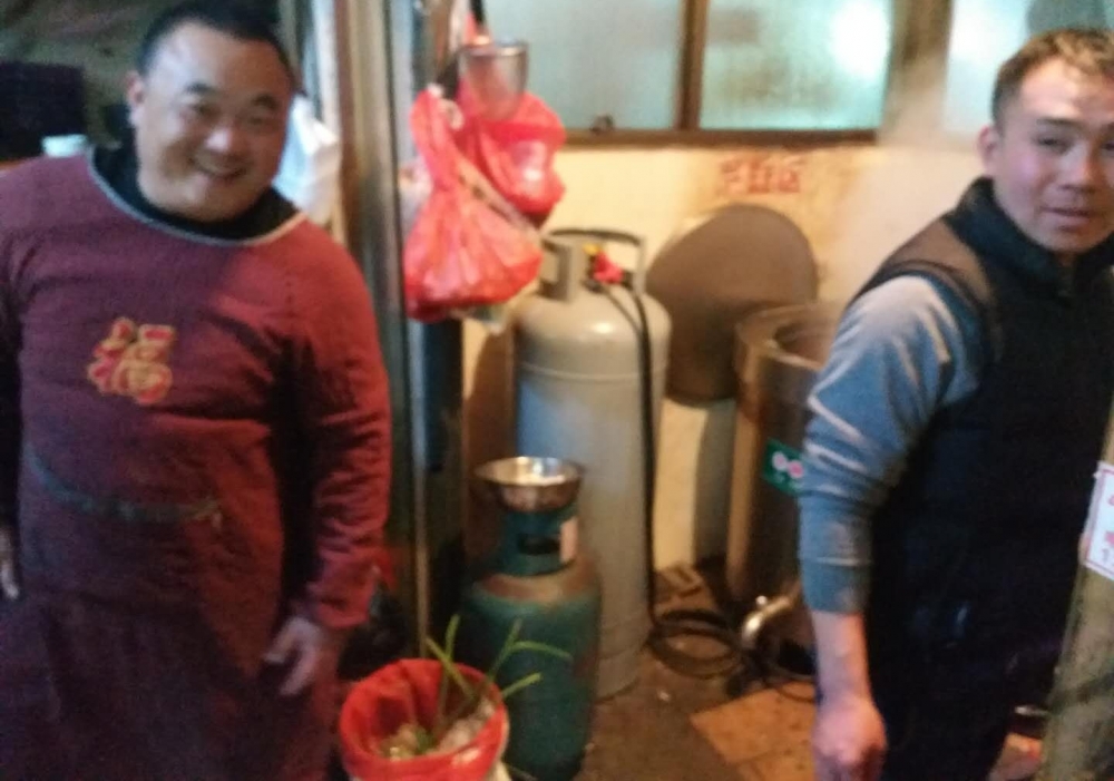 豫北滑县冬夜和两位新闻摄影大咖,羊汤店喝酒聊天,好吃实惠不贵