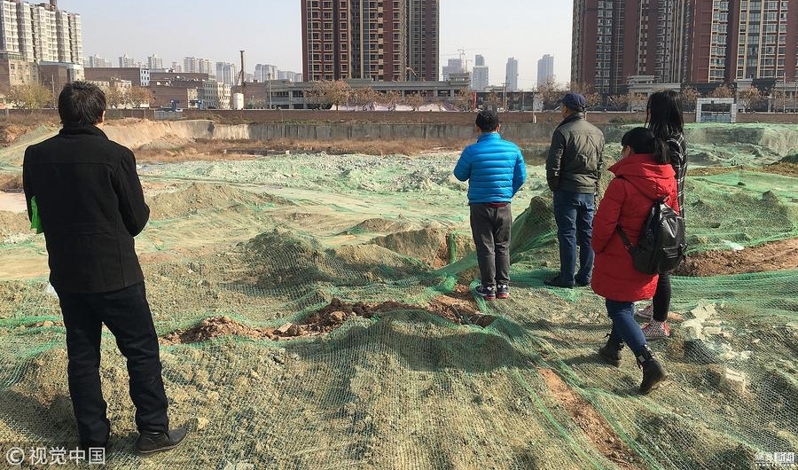男子买房时楼已盖10层 交房时盖楼地为平地
