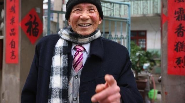 小伙收留陌生老人3年,一辆豪车接老人回家,他才知老人身份不一般