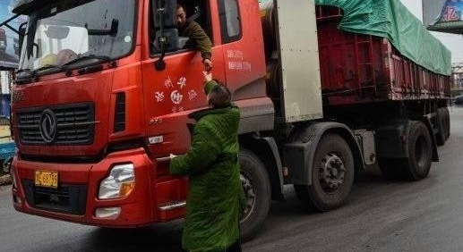 男子深夜在路口被撞身亡,家属在国道上拦车要钱