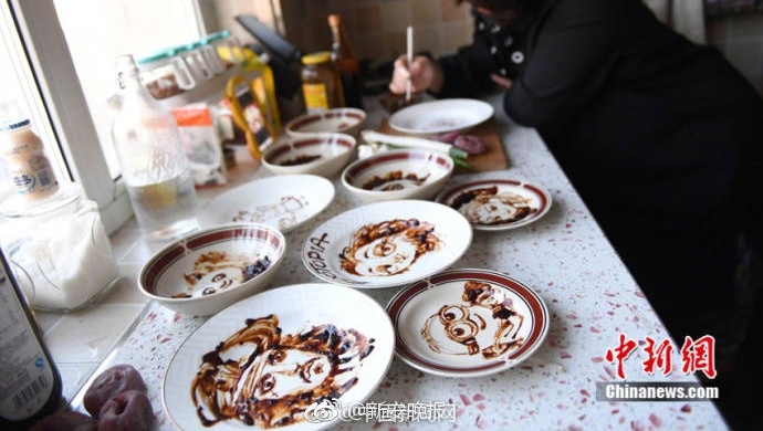为哄孩子吃饭拼了!她用黄豆酱当颜料作画,描绘各种可爱卡通图案