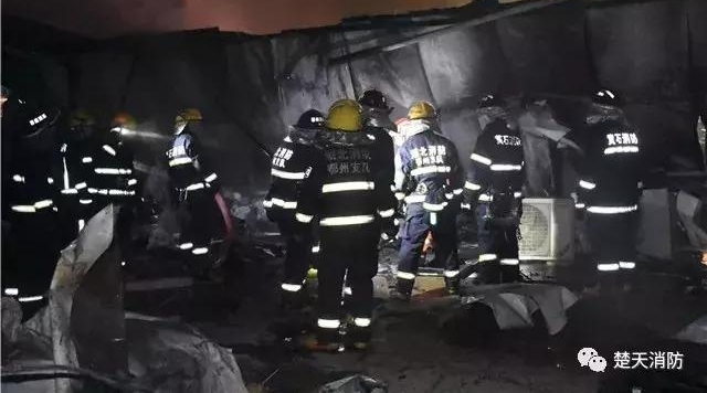 工棚着火五人险中逃生 消防员火中“取”煤气罐