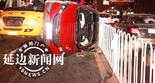 局子街上一小轿车侧翻 幸无人员伤亡