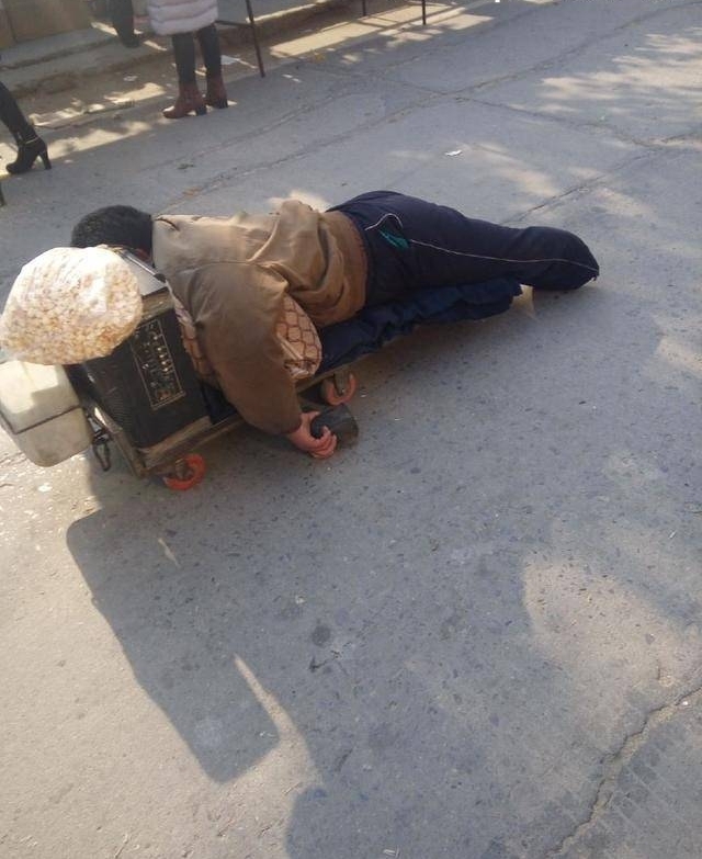 农村大集上,男子趴在四轮小板车上,一路收获一大包!