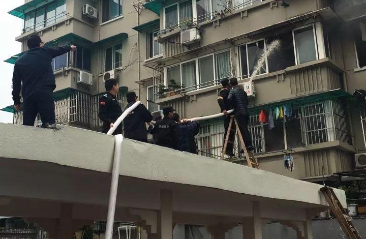 “姑娘,别怕,我们在这里!”迎着浓烟, 他们架梯而上!