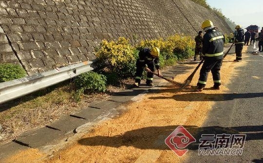 云南高速路一货车超车撞油罐车 致20吨柴油泄露