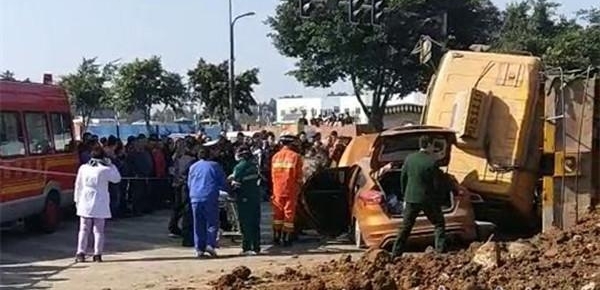 高新区一大货车侧翻压住辆私家车 致1重伤2轻伤