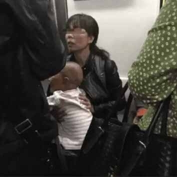 广东地铁一妇女怀中孩子哭闹不止 一男子见状拉下车找警察对质
