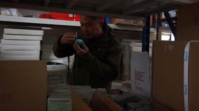 他专做女性用品生意 用时 10 年面包车换“豪车”