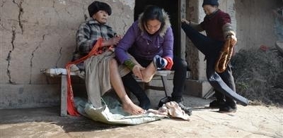 儿媳放弃上万月薪照顾患病公公:2小时3次换洗裤子