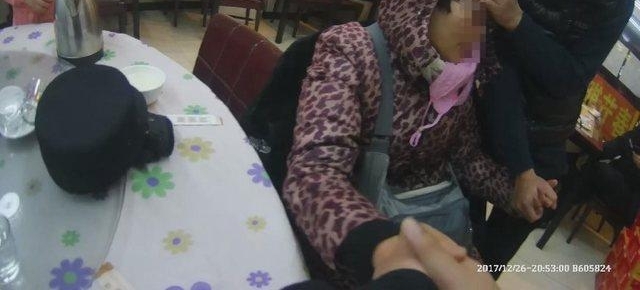 女子坐地4小时被冻僵 4警察辅警轮番帮其搓手取暖