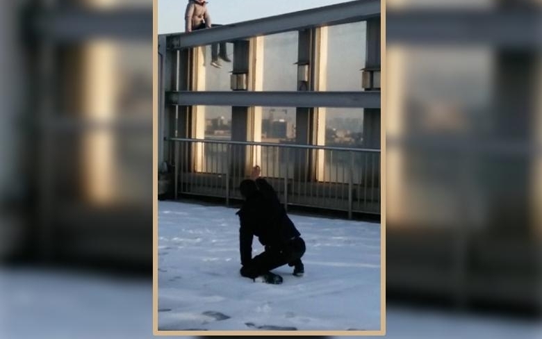 ����ͼ�㣺���գ��к��ӻ�ѩ���³���׹�� ��������һĻ�������˳Ծ���