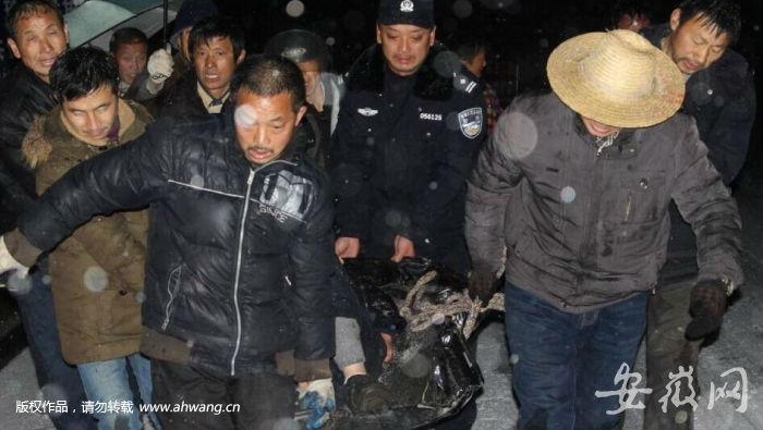 汽车翻入悬崖 民警边铲雪边前行赶往救援
