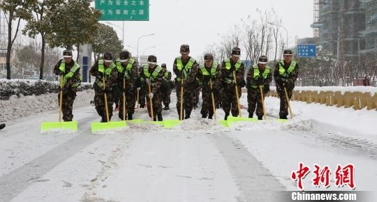 直击雪中情 武警官兵破冰雪保畅通