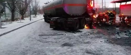 惊险!包哈公路一辆油罐车与两辆大客车相撞,其中一辆还是公交车……