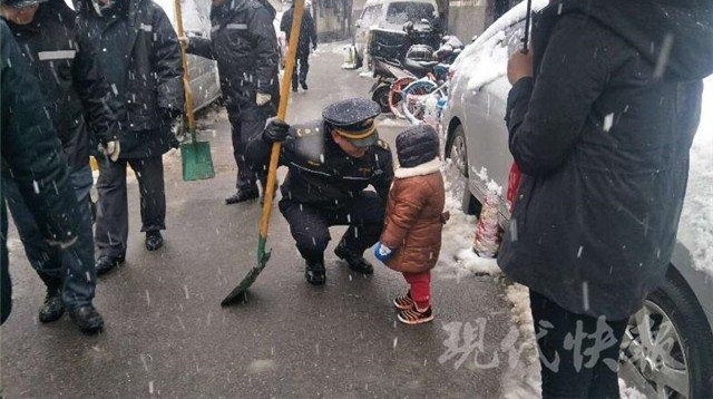 �ǹ�ɨѩ��ͨ��·������СŮ���ܳ�����л