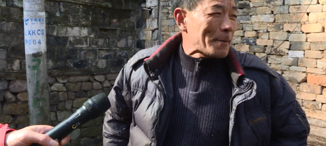 消防员火场晕倒 村民将其救出