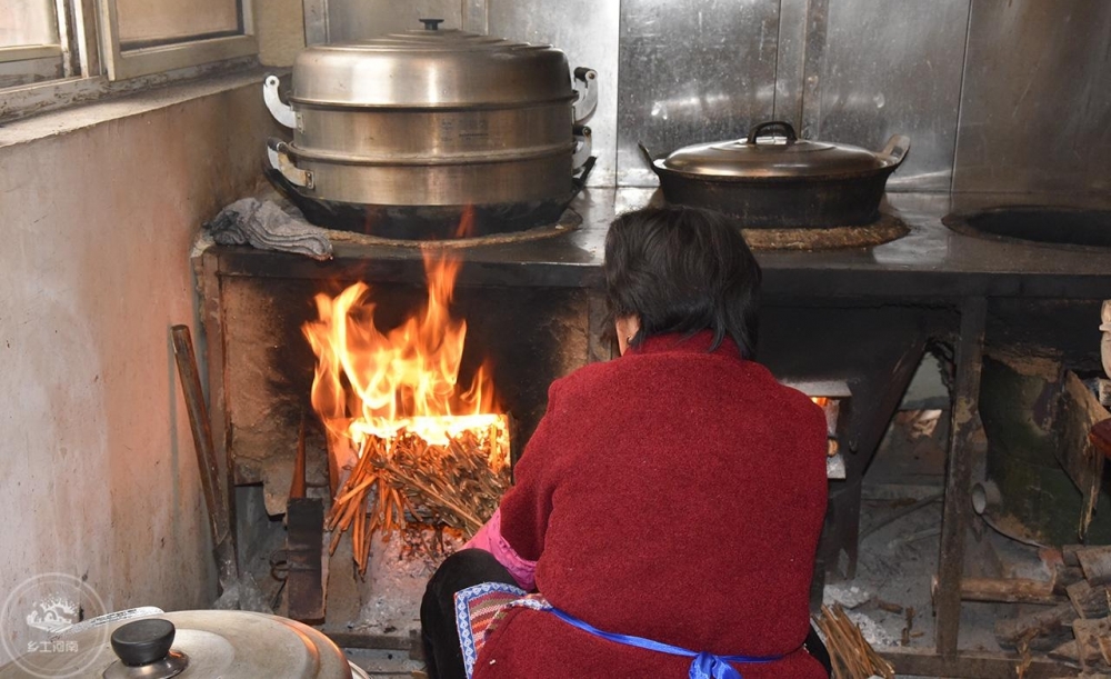 六旬大妈山村卖扣碗肉,28块钱一碗,城里人扎堆来吃