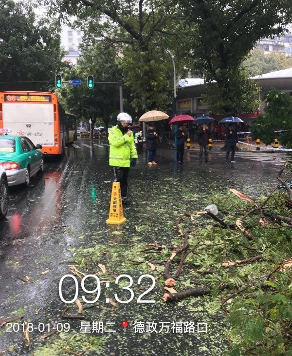 寒风冷雨,热心不变!广州交警多线行动迎严冬