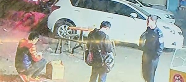 男子退货不成持刀闯超市破坏 店主报警后遭报复