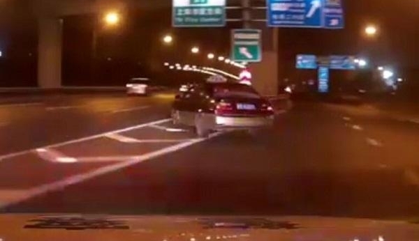 克隆出租车违停逃逸 司机两次被处行政拘留