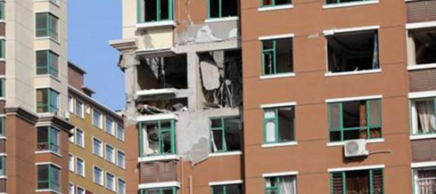 天然气爆炸楼上楼下几乎被炸通 父亲光脚在一堆碎物中找孩子