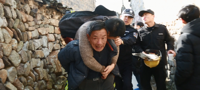 消防员火场晕倒 村民将其救出