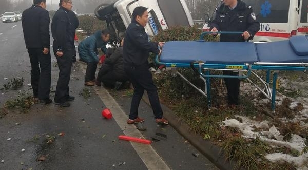 宿城法院干警遇见车祸停车救人