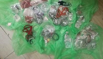 小偷翻进珠宝店行窃,没跑远就被巡逻民警抓获