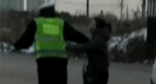 女司机被拦停接受检查 竟请交警“吃耳光”