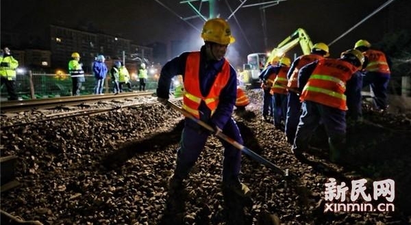 夜深天寒号角响 沪轨交1号线莘庄站道岔改造进行时