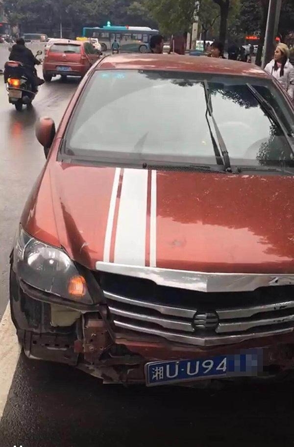 �涾��Ա���г�ײ�񾯺��������� ������ץ