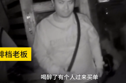 顾客被免单后大怒发酒疯打砸大排档 怒吼:老板瞧不起我!