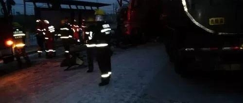 惊险!包哈公路一辆油罐车与两辆大客车相撞,其中一辆还是公交车……