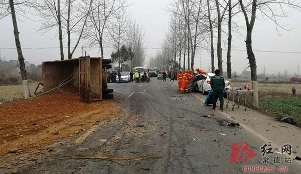 男子持刀劫滴滴司机 因驾车开溜速度太快撞车身亡
