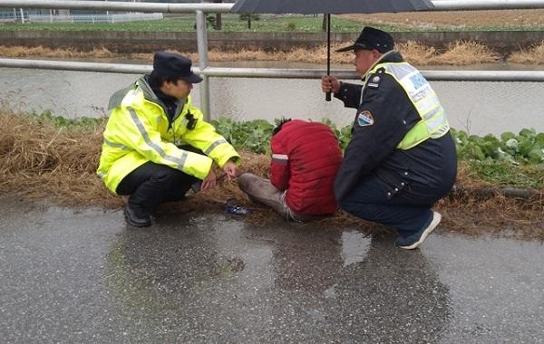 残疾男子雪天摔倒,民警救助紧急送医
