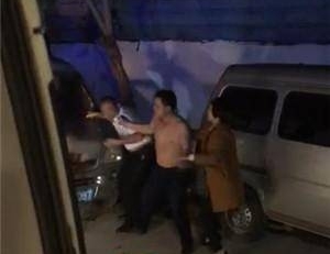 因嫌救护车来晚了 他借酒意拳打脚踢打伤司机吓跑医生护士
