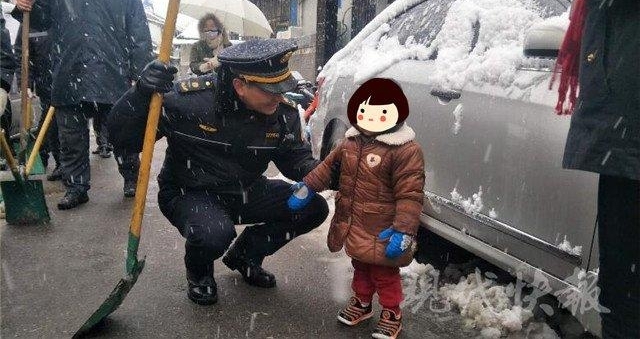 �ǹ�ɨѩ��ͨ��·������СŮ���ܳ�����л