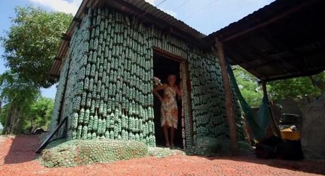 因害怕地震震塌房子,87岁老人塑料瓶建房子 网友:绝了