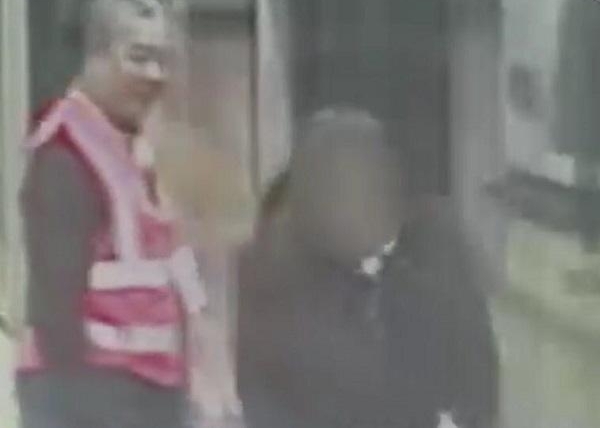 手机被盗仅10秒后 8号线当班志愿者揪出小偷