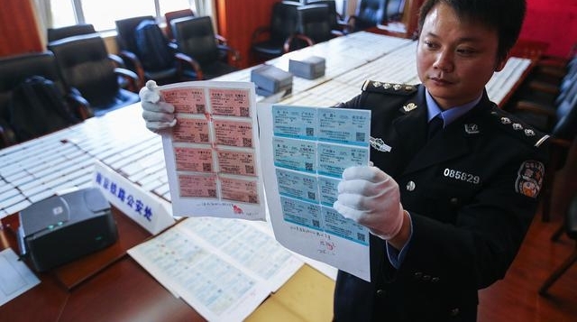 南京铁警破获特大假票制售案件 假票铺满会议桌
