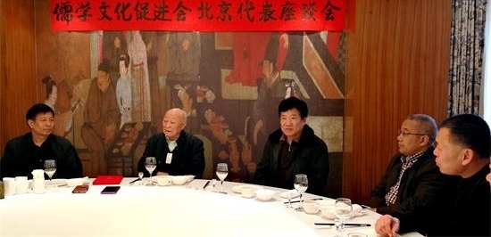 孔令义将军向儒学文化促进会北京座谈会代表赠书法