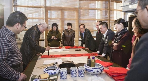 ����ѧ������ٰ�ӭ�´��黭�ʻ�